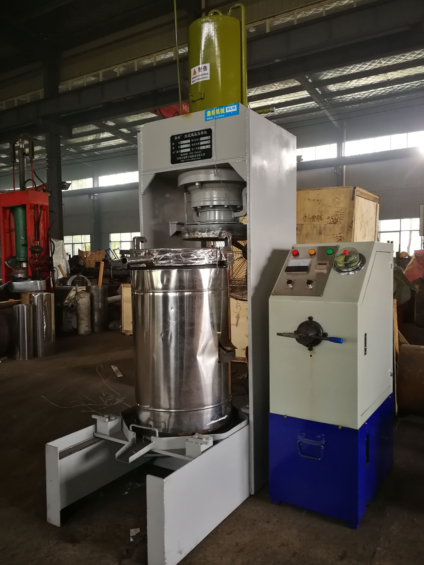 不銹鋼超高壓立式液壓壓榨機(jī)，果汁壓榨機(jī)，果渣壓榨機(jī)，藥材壓榨，油渣處理，白土壓榨